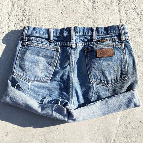 Vintage Wrangler distressed denim shorts - Picture 4 of 5